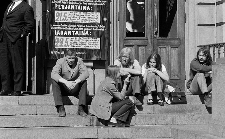 Människor sitter på trappan till Gamla studenthuset i Helsingfors år 1971. 