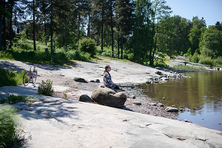 Katja Jokiniemi sitter på en strandklippa.