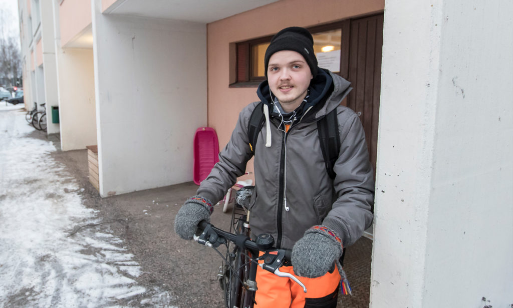 Samu Tarvainen ulkona polkupyörän kanssa.