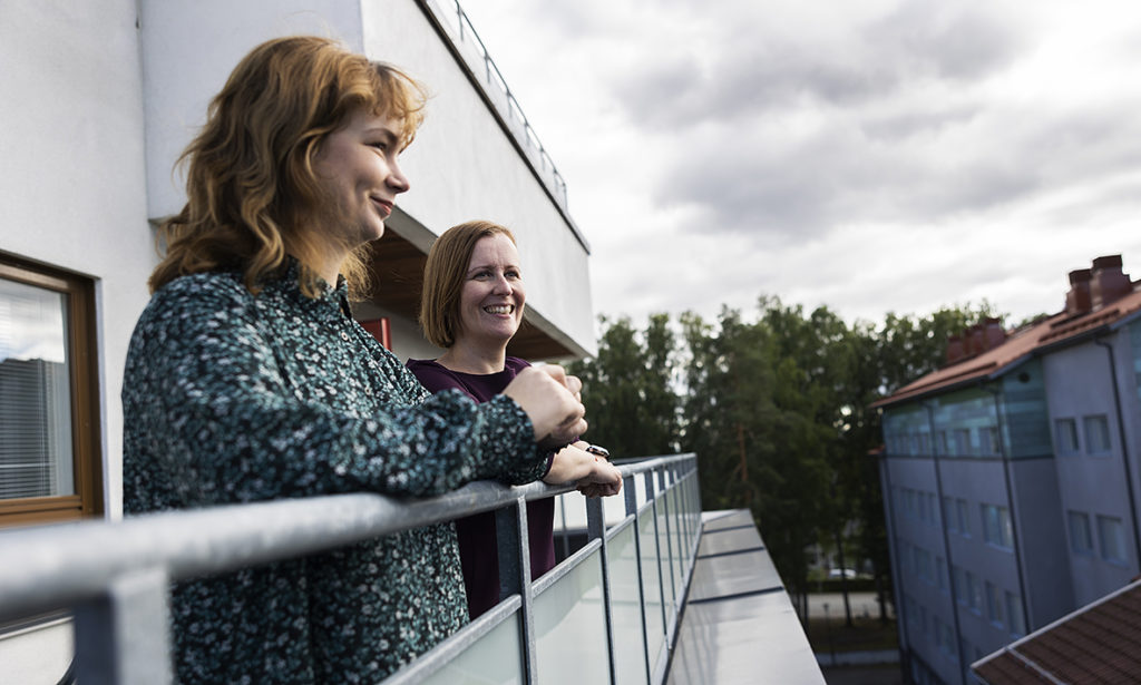 Jenni Hiltunen ja Päivi Rasinmäki seisovat ulkona sairaalan parvekkeella. 