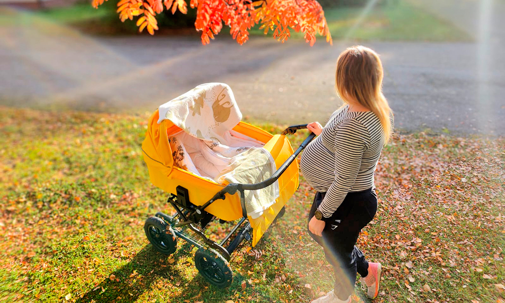 Laura ska snart föda. Bilden visar henne tillsammans med tvillingarnas barnvagn. 