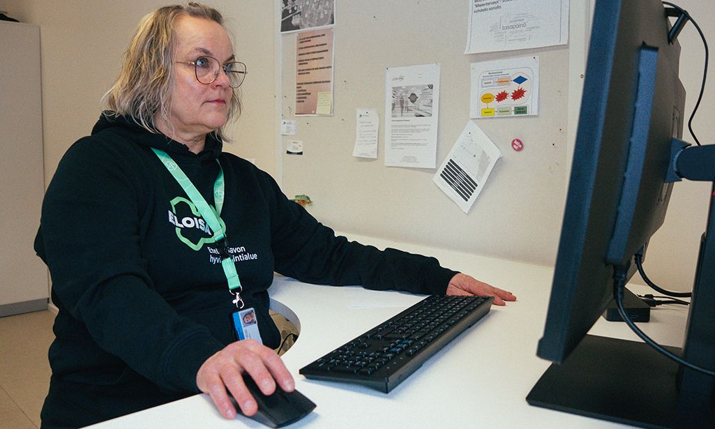 Hanna Ylönen työskentelee tietokoneella.