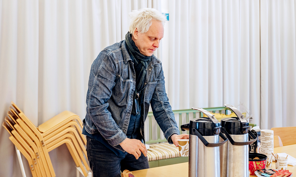Antti Mäkinen ottaa kahvia termospullosta.  