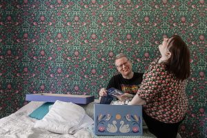 Jarmo och hans fru undersöker moderskapsförpackningen.