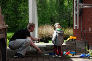 Jarmo leikkii ulkona poikansa kanssa.