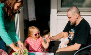 Jani ja hänen tyttöystävänsä ovat ulkona terassilla ja tarjoavat tyttärelle välipalaa.