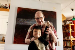 Jyrki pitää kädessään nukketeatterinukkea.