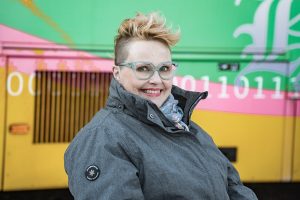 Riikka lähikuvassa ulkona.