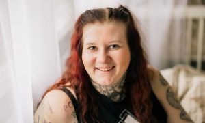 Jenni tittar in i kameran och ler.