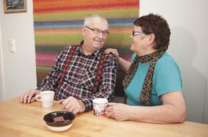 Helka ja Hannu Kokkonen päiväkahvilla kotonaan.