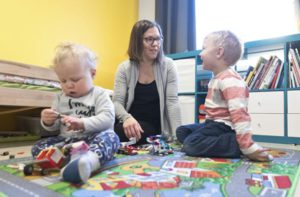 Sabina leikkimässä poikiensa kanssa legoilla.
