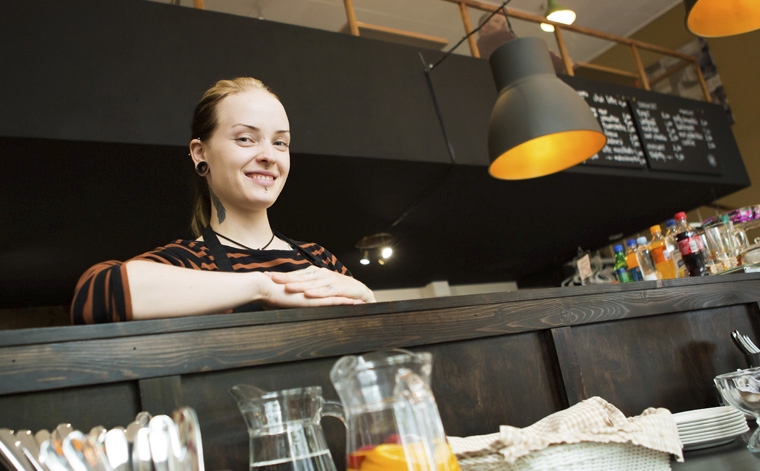 Anna Järveläinen työssään kahvilassa.