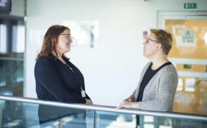 Anne Hautamäki keskustelee työkaverin kanssa.