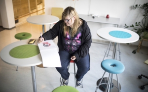 Jonna luonnosteluilehtiönsä kanssa.