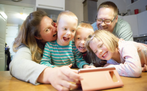 Koivulan perhe ottaa selfien.