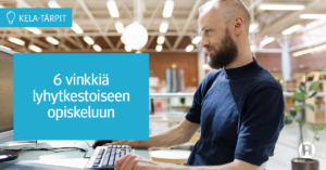 Mies tietokoneella.
