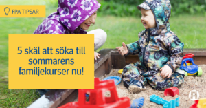 Moder och barn i en sandlåda med regnkläder på.
