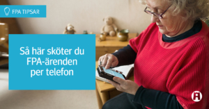 En pensionär använder en smartphone.