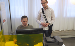 Verkko-opastusta Kelan palvelupisteellä.