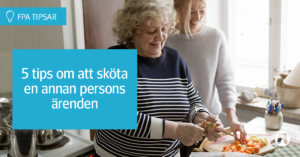 Stock Photo. Mormor och flicka hugger rötter i soppan.