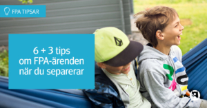 Stock Photo. Två pojkar som sitter i en hängmatta och skrattar.