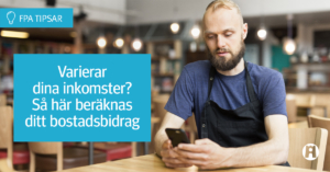 Stock Photo. Den manliga servitrisen tittar på hennes mobiltelefon.