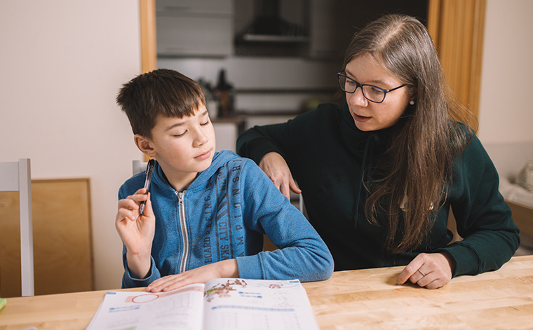 Riina Nguyen ja Samuel Nguyen kotitehtävien äärellä.