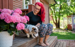 Anni Salminen rappusella koiran kanssa.