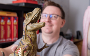 Dinosauruslelu ja Tomi Laaksonen.