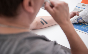 Lasten nimet tatuoituna Tomi Laaksosen käsivarteen.