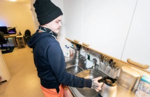 Samu Tarvainen keittää kotonaan kahvia.
