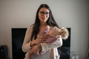 Melissa Heenbatantigire vauva sylissään.