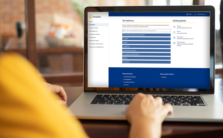 Tietokoneen ruudulla näkyy OmaKela-asiointipalvelu.