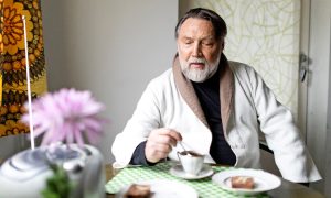Georgi Telsavaara äter frukost.