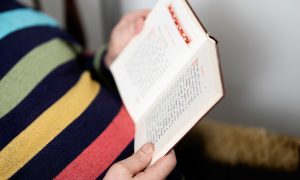 Närbild av boken som Georgi Telsavaara läser.