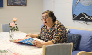 Kristiina selaa tarjouslehteä.