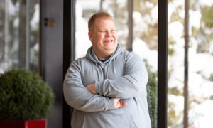 Niko Suokas seisoo kurssipaikan ikkunoiden vieressä ja katsoo eteenpäin.
