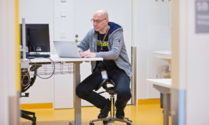 Thor työskentelee tietokoneella työpaikallaan.