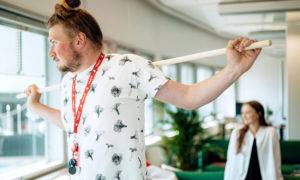 Jani keppijumppaa työpaikallaan.