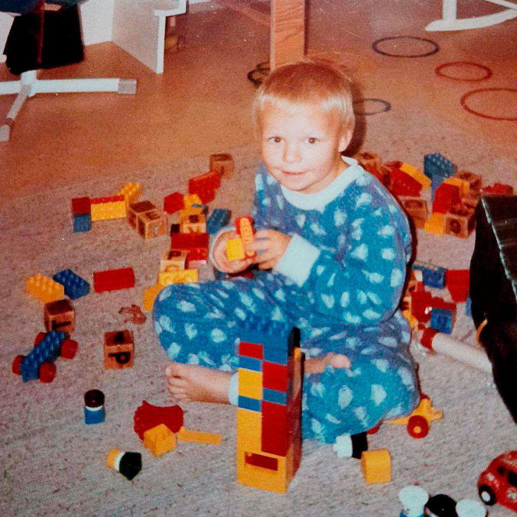 Mikko leker med Duplo som barn.