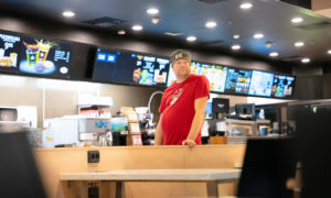 Mikko Haapanen työskentelee Vantaan Flamingon Hesburgerissa.