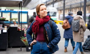 Riina seisoo Helsingin rautatieasemalla.
