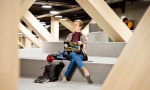 Riina sitter i biblioteket.