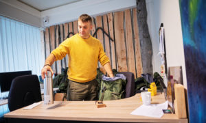 Theo packar med en termos i ryggsäcken.