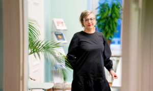 Suomen Vuokranantajat ry:s verksamhetsledare Sanna Hughes på sitt kontor.