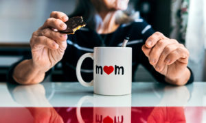 lähikuvassa muki, jossa on teksti mom eli äiti.
