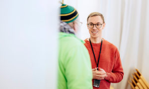 Juha Lehtonen keskustelee asiakkaan kanssa.