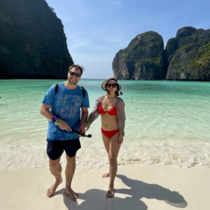 Yan och Jens står på stranden i Krabi i Thailand.