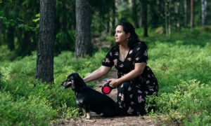 Sofia Ali i skogen med hunden Lulu