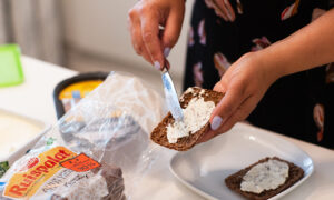 Sofia gör ett mellanmål av bröd som sålts till nedsatt pris.